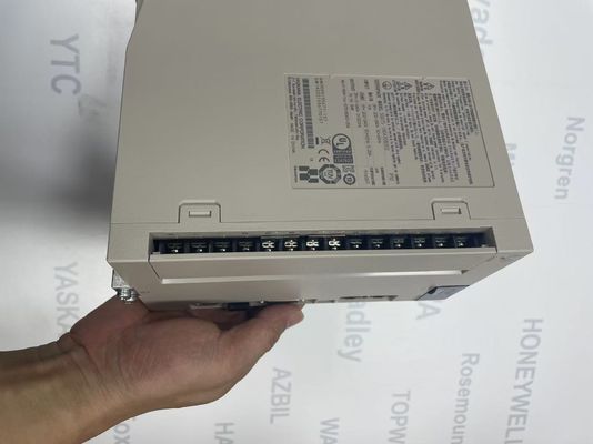 M12 Kiểu xây dựng Yaskawa SGD7S-180A30B202 Điều khiển tương tự với các tính năng tiên tiến và phân tán điện ≤ 0,7 W